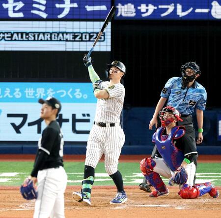 　５回、右越えソロを放つ佐藤輝（撮影・金田祐二）