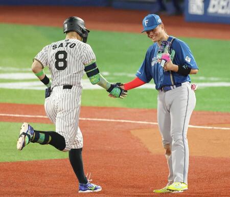 　５回、ソロを放った佐藤輝を祝福する清宮幸