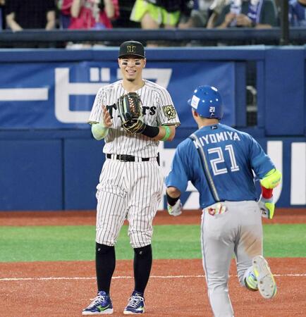 　４回、ソロを放った清宮幸をグラブをたたいて祝福する佐藤輝