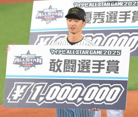 　敢闘選手賞を受賞した近本