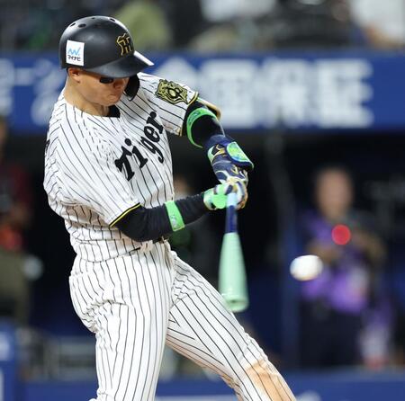 　８回、中越え二塁打を放つ森下（撮影・西岡正）