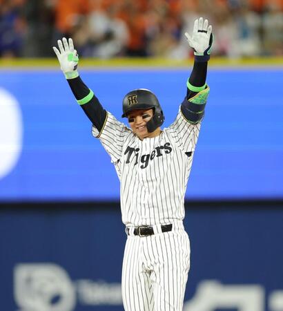 　７回、適時二塁打を放ち、ベンチへ向かってバンザイする森下（撮影・西岡正）