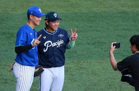 　宮城と記念撮影する及川（撮影・金田祐二）