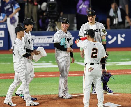 　２回、ピンチを迎えた村上（中央）は、ベンチからマウンドへ駆けよる（左から）近本、大山に笑顔を見せる（撮影・田中太一）