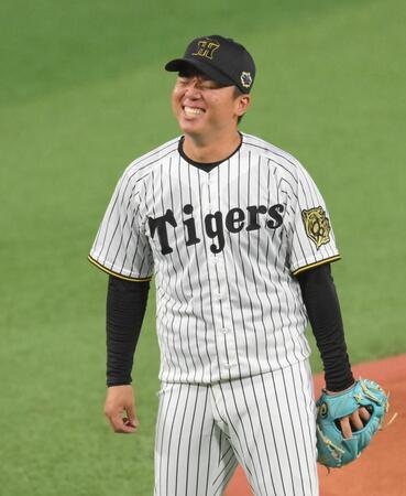 　２回、万波に二塁打を浴び、苦笑する村上（撮影・伊藤笙子）