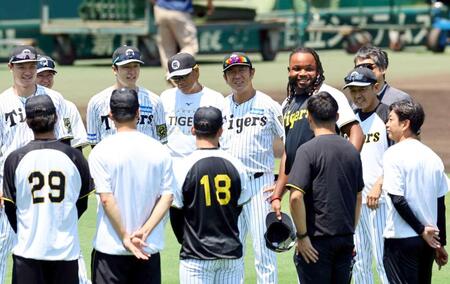 ドリス復帰を阪神ナインも大歓迎　岩崎＆岩貞＆梅野「一丸」共闘　梅野「もう変な球は投げんなよ」