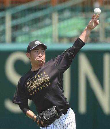 　入念にキャッチボールする桐敷