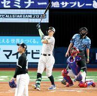 　５回、右越えソロを放つ佐藤輝（撮影・金田祐二）