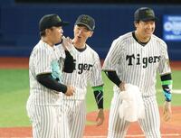 　２回、村上（左）の元へ向かい、声をかける近本。右は大山