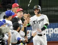 　７回、生還した森下はナインとタッチを交わす