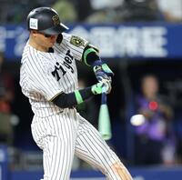 　８回、中越え二塁打を放つ森下（撮影・西岡正）