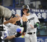 　７回、佐野の適時打で生還し、ナインとタッチを交わす森下（撮影・西岡正）