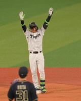 　７回、センターオーバーの適時二塁打を放ち、喜ぶ森下（撮影・伊藤笙子）