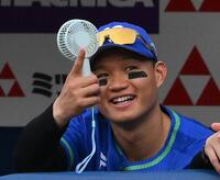 　扇風機を手にホームランダービーを見つめる森下（撮影・堀内翔）