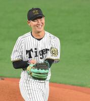 　６回、三者凡退に抑え、笑顔を見せる及川（撮影・伊藤笙子）