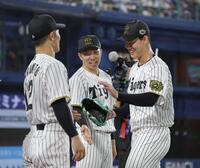 　６回を無失点に抑え、笑顔を見せる及川（撮影・西岡正）