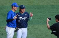 　宮城と記念撮影する及川（撮影・金田祐二）