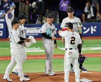 　２回、ピンチを迎えた村上（中央）は、ベンチからマウンドへ駆けよる（左から）近本、大山に笑顔を見せる（撮影・田中太一）