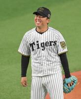 　２回、万波に二塁打を浴び、苦笑する村上（撮影・伊藤笙子）