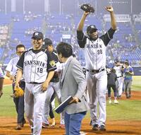 　チームメートだった阪神時代のドリス（右）と藤川＝１６年