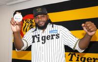 　入団会見を終えてポーズを決めるドリス（撮影・北村雅宏）