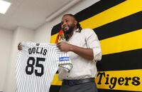 　入団会見を終えてユニホームを披露するドリス（撮影・北村雅宏）