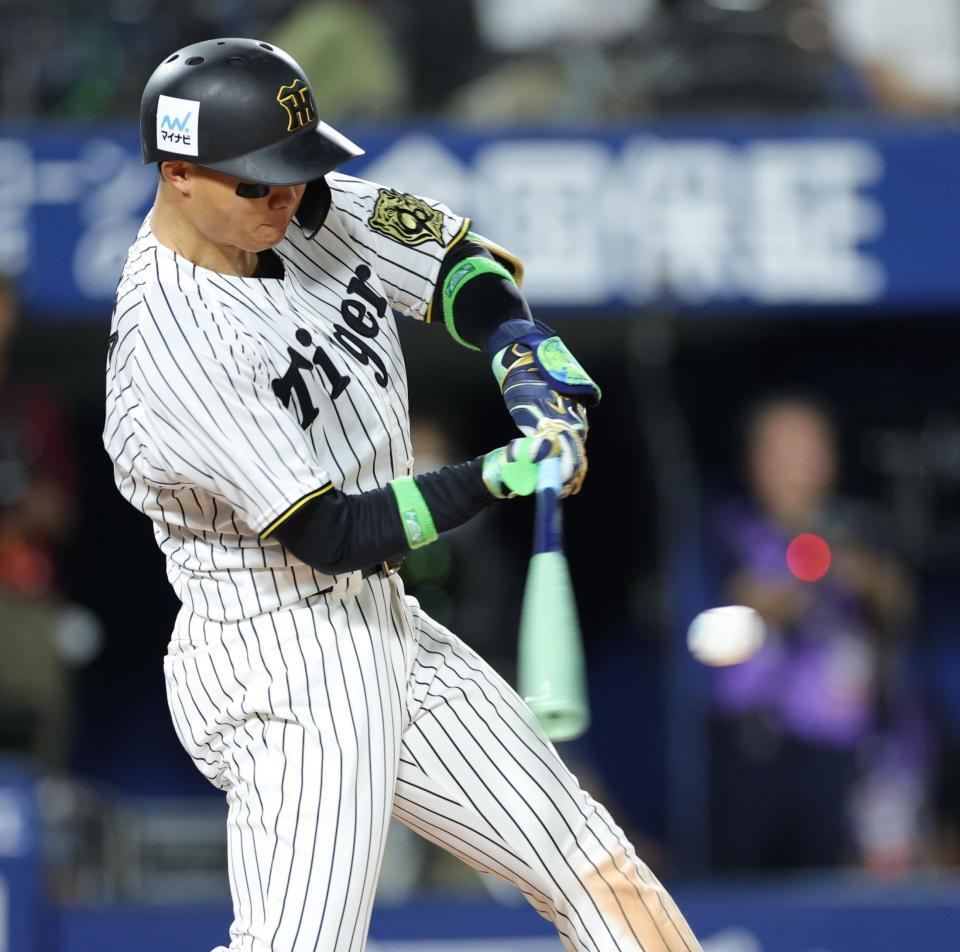 　８回、中越え二塁打を放つ森下（撮影・西岡正）