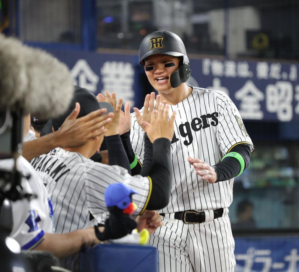 　７回、佐野の適時打で生還し、ナインとタッチを交わす森下（撮影・西岡正）