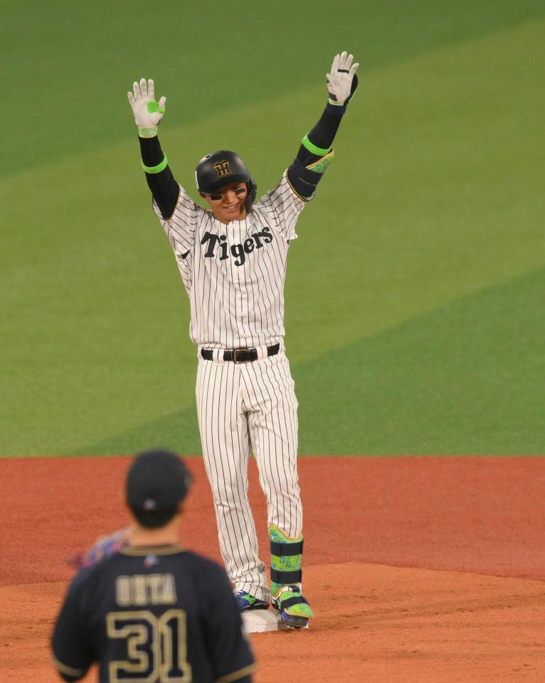 　７回、センターオーバーの適時二塁打を放ち、喜ぶ森下（撮影・伊藤笙子）