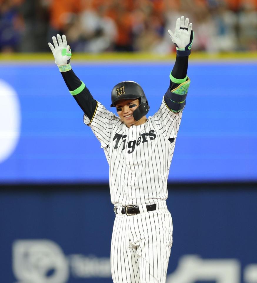 　７回、適時二塁打を放ち、ベンチへ向かってバンザイする森下（撮影・西岡正）