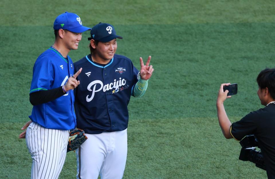 　宮城と記念撮影する及川（撮影・金田祐二）