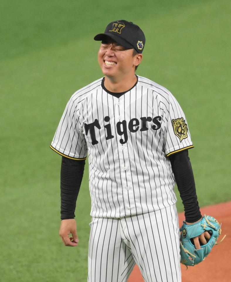 　２回、万波に二塁打を浴び、苦笑する村上（撮影・伊藤笙子）