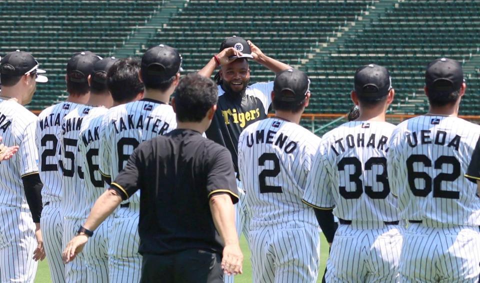 　ナインの前であいさつするドリス（奥中央）＝撮影・北村雅宏