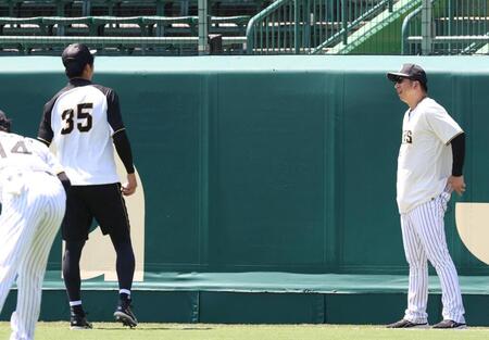 　才木に声を掛ける藤川監督（右）＝撮影・北村雅宏