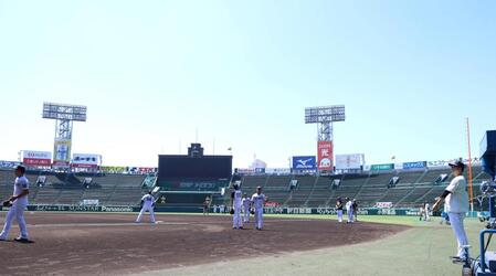 　練習を見守る藤川監督（右端）＝撮影・北村雅宏