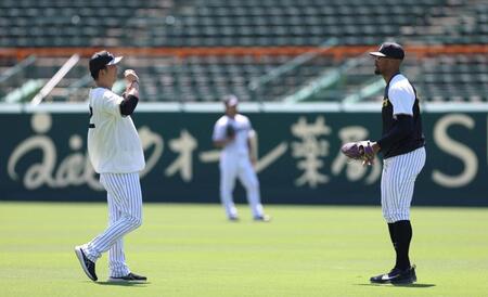 　練習中、デュプランティエに声をかける藤川監督（左）＝撮影・北村雅宏