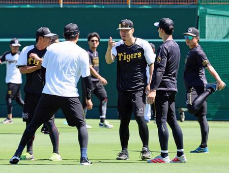 　練習前、談笑する佐藤輝（中央）ら（撮影・立川洋一郎）