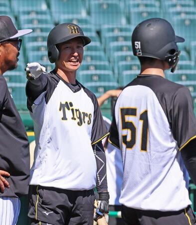 　打撃練習前に中野（右）と談笑する近本（撮影・立川洋一郎）