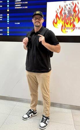 　到着したハートウィグ（球団提供）