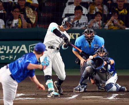 【写真】後半戦スタートでいきなり！佐藤輝＆森下　ジャンピングエルボータッチ