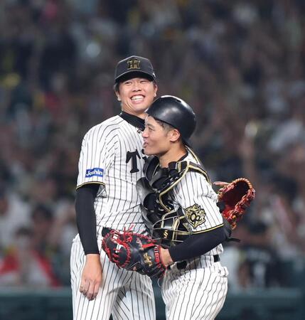 　完封勝利を挙げ、坂本と喜び合う才木（左）＝撮影・北村雅宏
