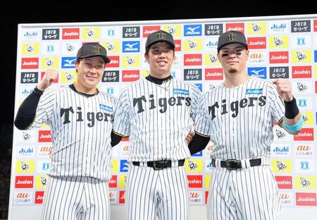 　お立ち台に上がって笑顔を見せる（左から）大山、才木、佐藤輝（撮影・立川洋一郎）