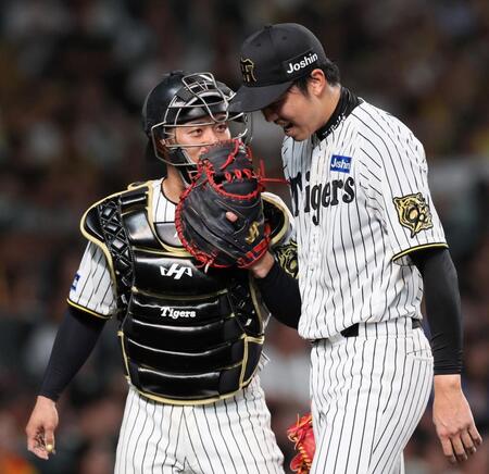 　６回を投げ終えて才木（右）に声をかけて引き揚げる坂本（撮影・立川洋一郎）