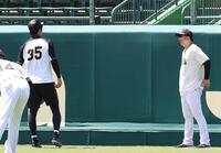 　才木に声を掛ける藤川監督（右）＝撮影・北村雅宏