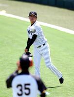 　キャッチボールする高橋