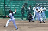 　栄枝を二ゴロに打ち取るドリス