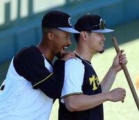 　デュプランティエは佐藤輝と談笑する（撮影・山口登）