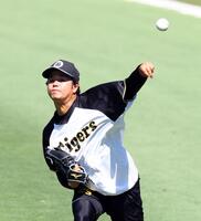 　キャッチボールする高橋（撮影・山口登）