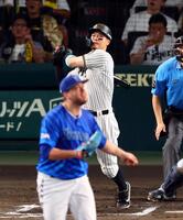 　６回、右越えにソロを放つ佐藤輝。投手ケイ（撮影・山口登）