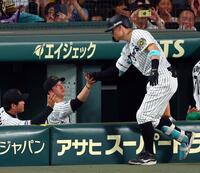 　６回、藤川監督はソロを放った佐藤輝を迎える（撮影・山口登）